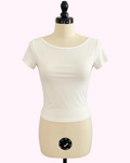 Hvid cropped t-shirt med dyb boat neck på gine med sort hoved