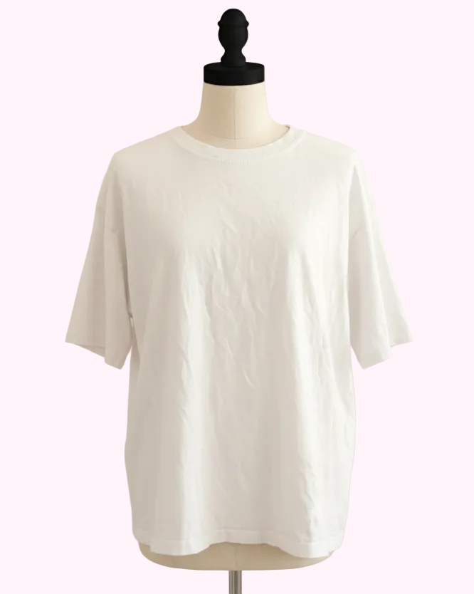 Hvid oversized t-shirt på gine med sort hoved