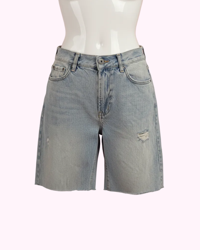 Jorts med hvid mannequin og lyserød baggrund
