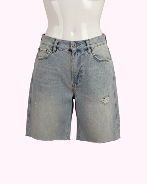 Jorts med hvid mannequin og lyserød baggrund