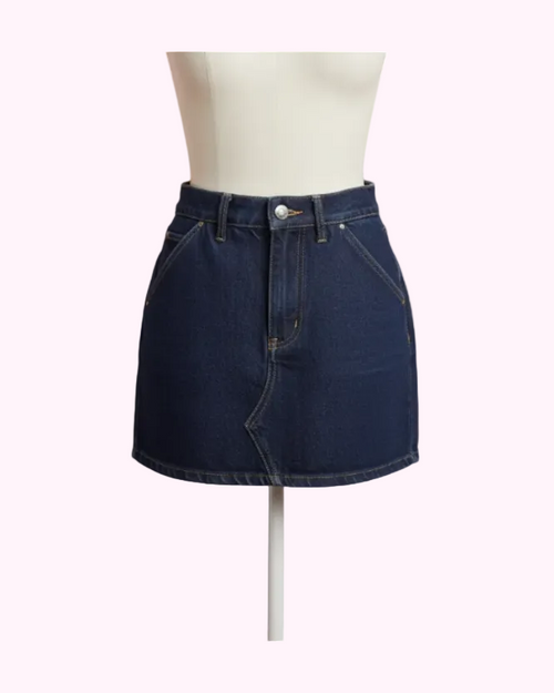 Mørkeblå denim nederdel på hvid mannequin med lyserød baggrund