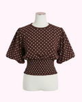 Polka dot blouse med t-shirt hals på lyserød baggrund